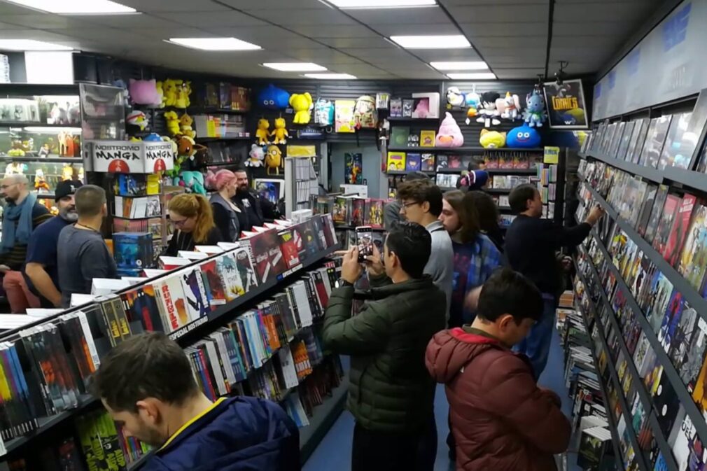 Jóvenes en una tienda de cómics bono joven cultura friki FOTO: EP