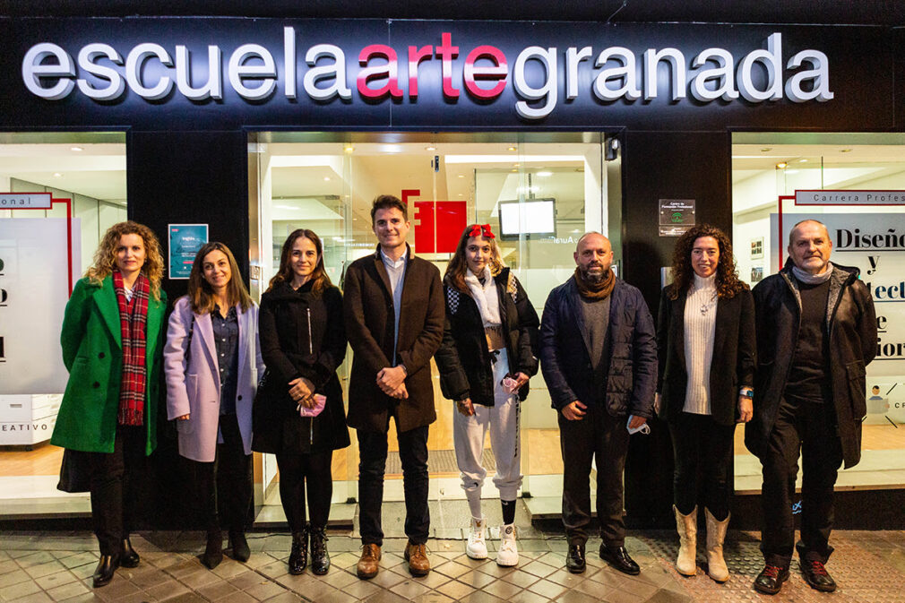 Joven becada por el Club de Marketing de Granada, Emasagra, la Escuela de Arte de Granada y Proyecto Hombre