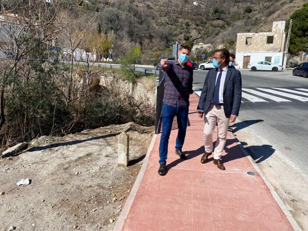 El delegado de Fomento, Antonio Granados, que ha visitado la zona junto al alcalde de Lanjarón, Eric Escobedo,