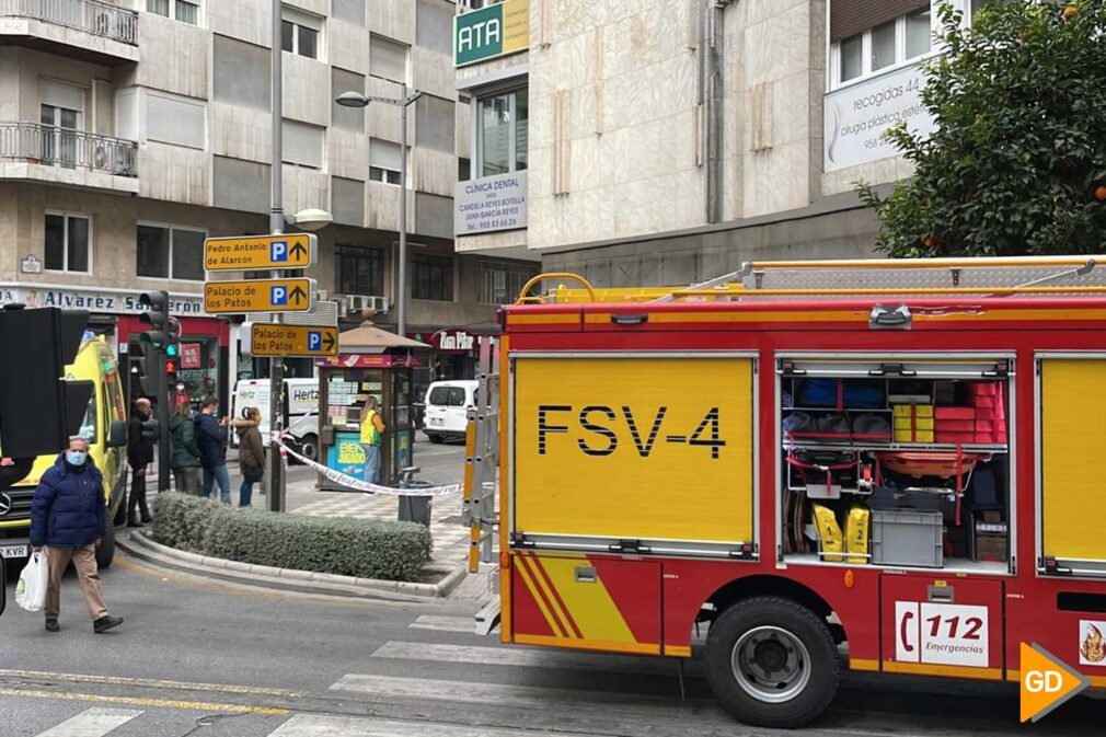 Bomberos Granada rescatan hombre operario atrapado caja fuerte cajero automático centro de Granada 2