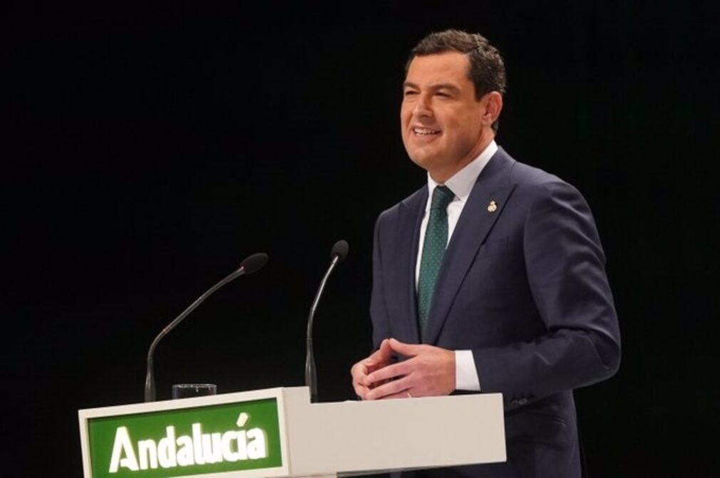 El presidente de la Junta, Juanma Moreno, en el acto de entrega de los galardones del Día de Andalucía 2022.