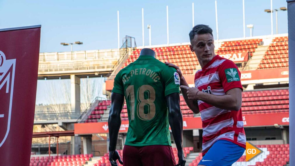 FOTOS Petrovic es el segundo fichaje invernal del Granada CF - Javi Gea (6)