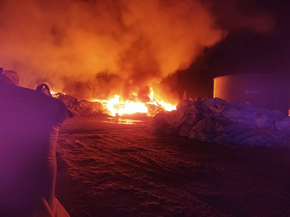 Sofocado un incendio tras seis horas en una planta de gestión de residuos situada en Guadix - AYUNTAMIENTO DE GUADIX