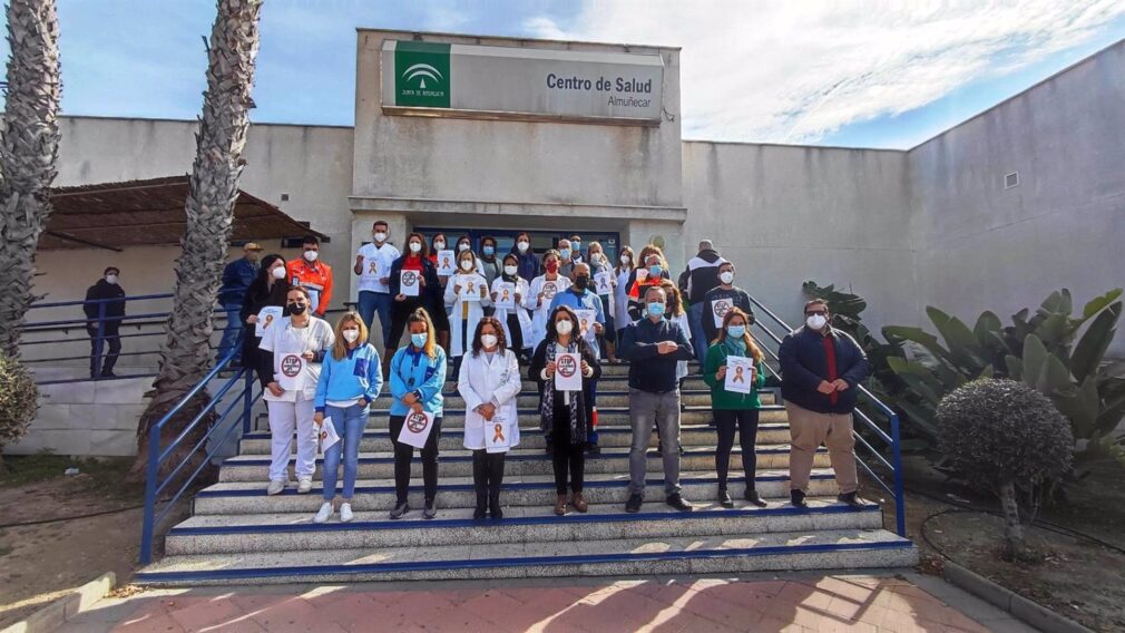 Granada.- Minuto de silencio en el centro de salud de Almuñécar por las agresiones verbales a unas empleadas sanitarias