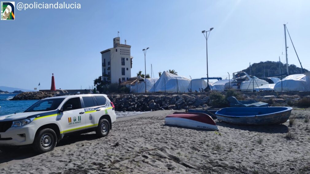 La Unidad de Policía Adscrita decomisa en La Herradura cuatro embarcaciones y 1.700 kilos de redes destinadas a la pesca ilegal