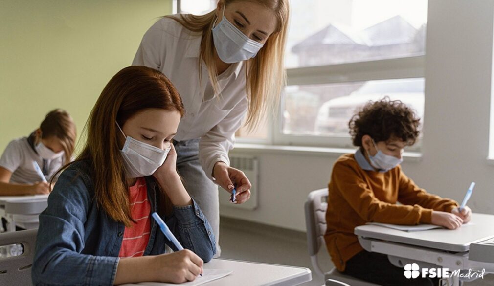 Cvirus.- Los pediatras piden la "retirada progresiva" de las mascarillas en las aulas a partir de finales de febrero