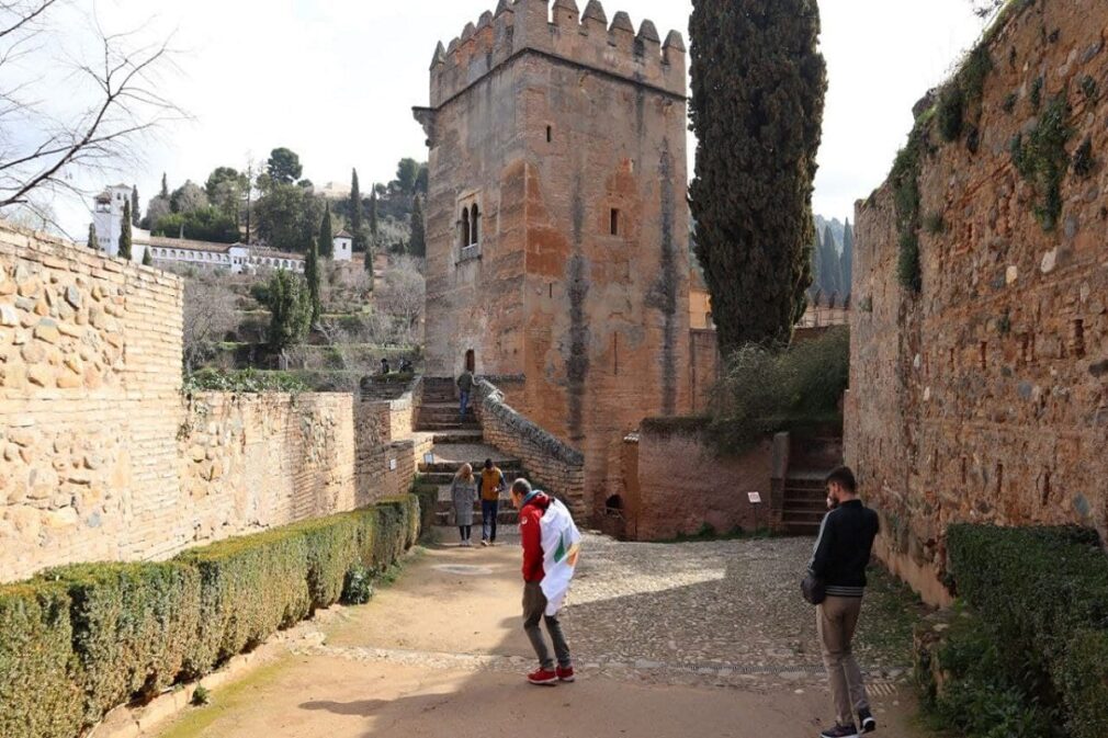 expulsado alhambra por llevar bandera granadinista - Foto Asociación Jóvenes Granadinistas