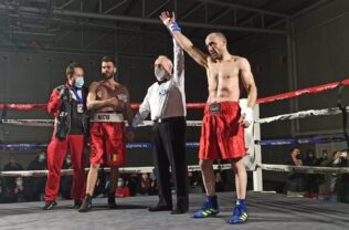 El boxeador granadino Francisco Martos vence a Dimitru Nicu en la final del peso superwelter de la vuelta del boxeo a Granada 23 años después, en el pabellón de La Chana