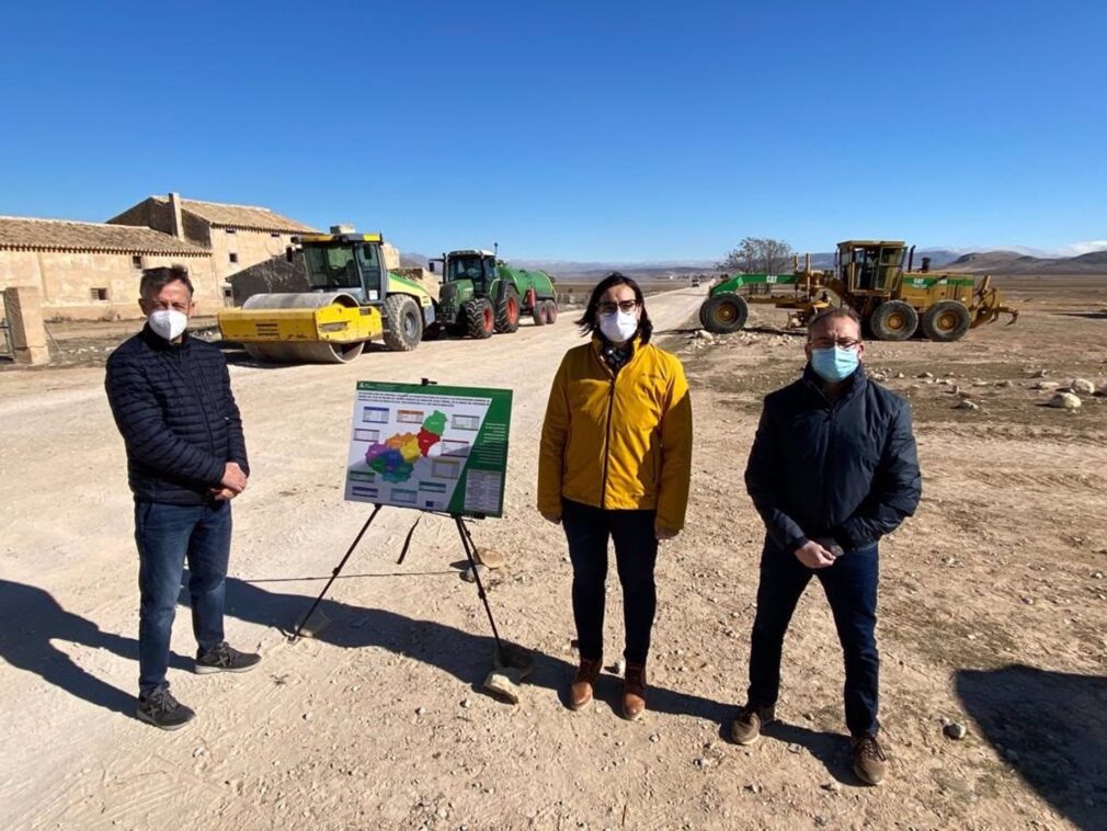 La delegada territorial de Agricultura, Ganadería y Pesca, María José Martín, visita junto con el alcalde de Puebla de Don Fadrique, Mariano García Castillo, uno de los caminos rurales en los que actúa el Plan Itínere.