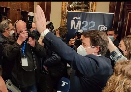 El candidato del PP a la Presidencia de la Junta, Alfonso Fernández Mañueco, a su llegada al hotel de seguimiento de la noche electoral.