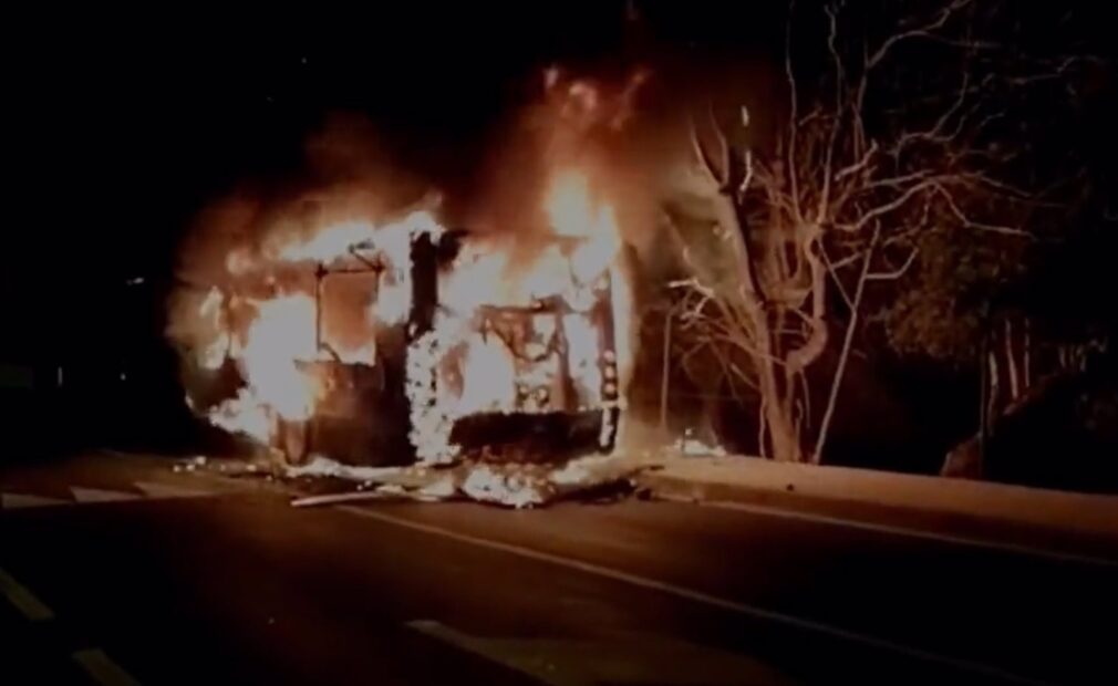 VÍDEO: Granada.- Sucesos.- Arde completamente un autobús de la línea N8 que transportaba pasajeros en Granada