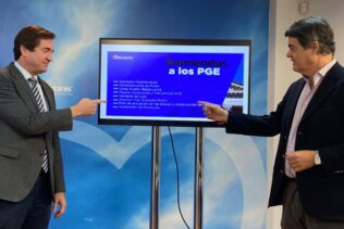 Pablo Hispán y Carlos Rojas posan con sus enmiendas a los PGE| Gabinete