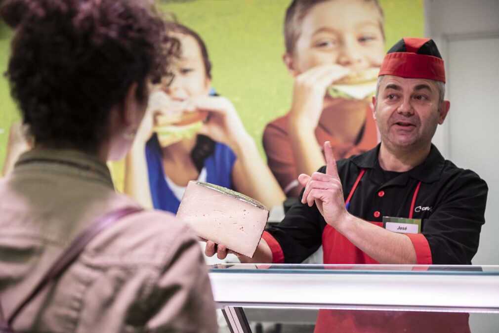 Clientes supermercado Covirán dependiente tendero charcutero charcutería Día Queso 2