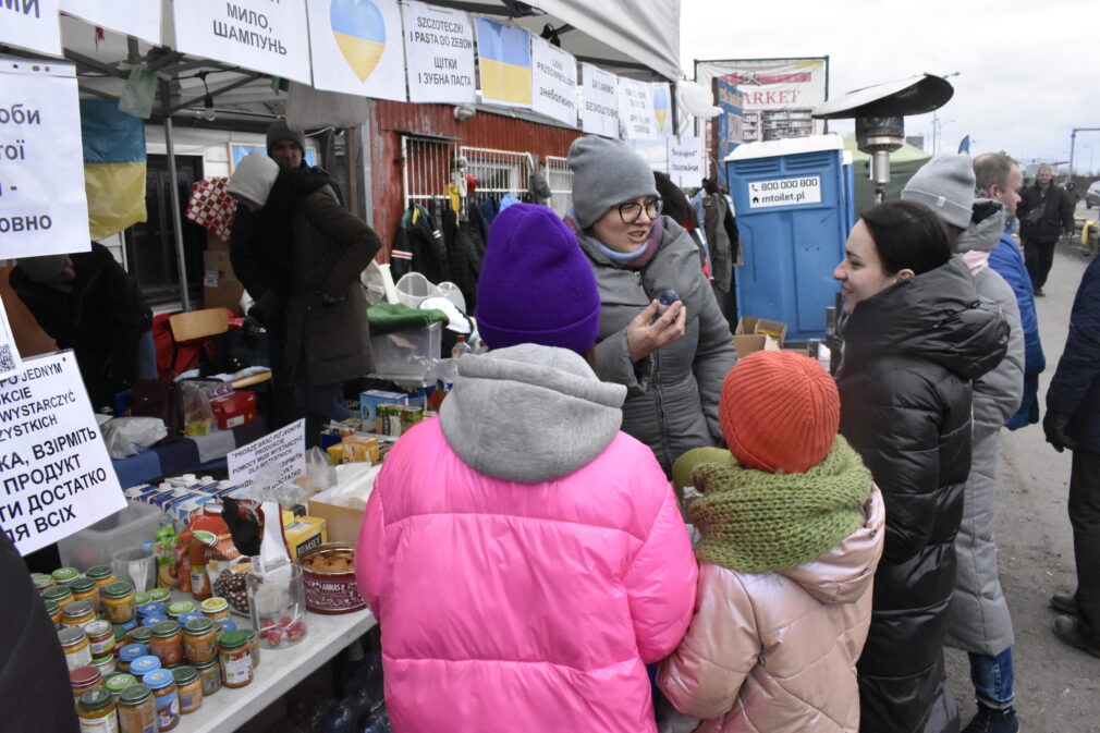 Tatiana, una mujer de Kiev y sus cinco hijos en el campamento de Dorohusk Foto: Enrique Abuín