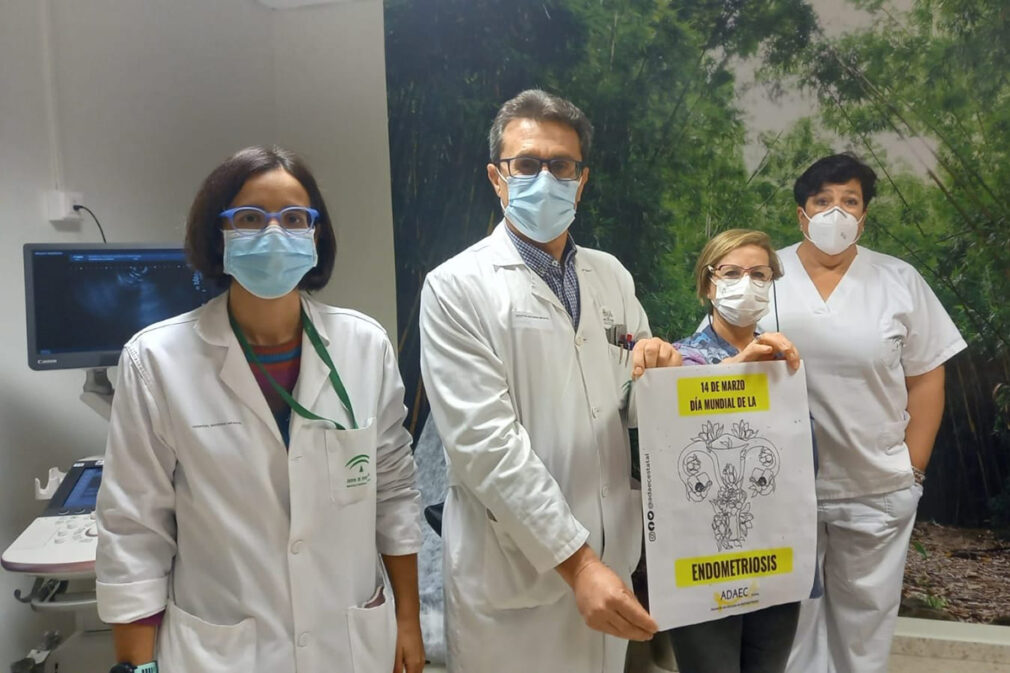 EL jefe de servicio, Jorge Fernández , sostiene el cartel del día mundial de la endometriosis,junto a una integrante de la asociación