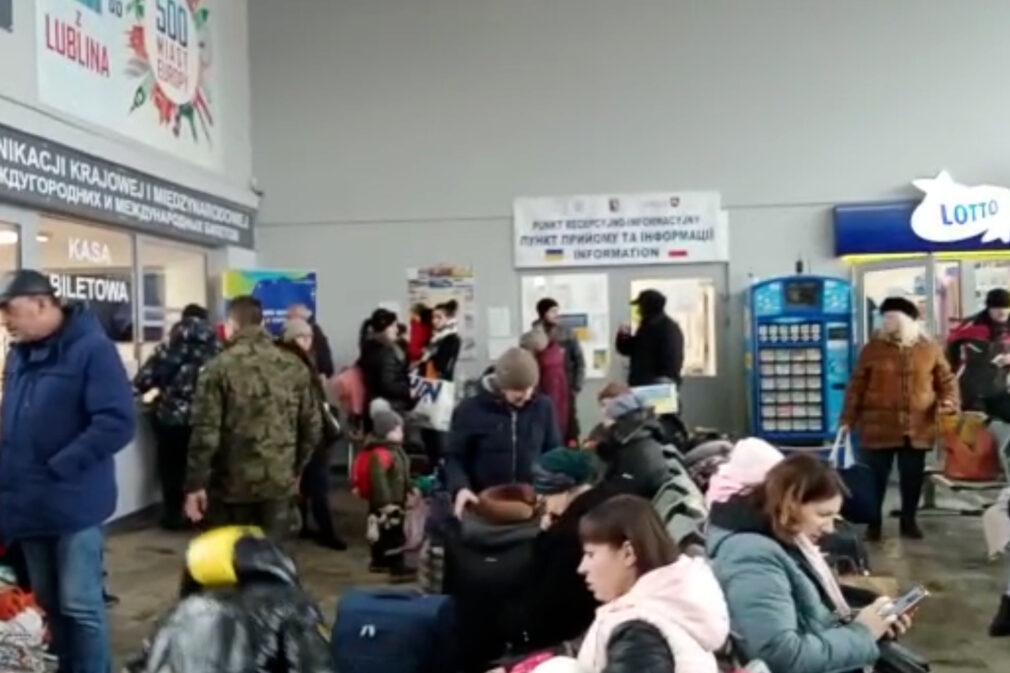 FOTO El periodista granadino Enrique Abuín informa del conflicto desde la estación de autobuses de Lublin