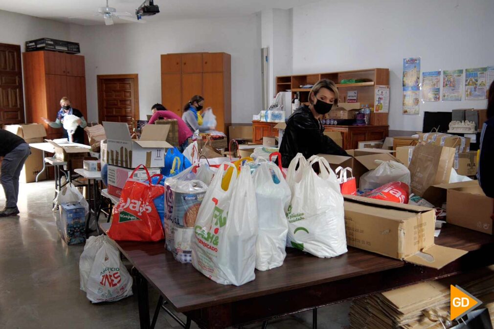 FOTOS alimentos y medicinas para Ucrania Los colectivos de ucranianos en Granada envían un autobús con ayuda y material humanitario a la frontera de Polonia (1)