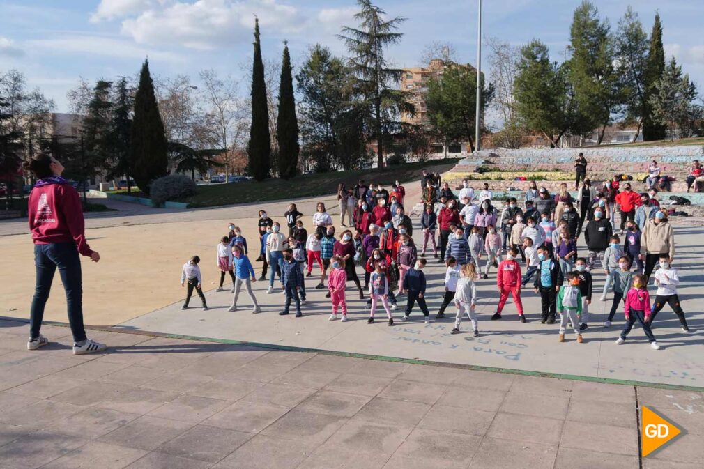 FOTOS Unos 80 menores participan en un flashmob organizado por la asociación Alfa en la Semana de la Mujer (1)