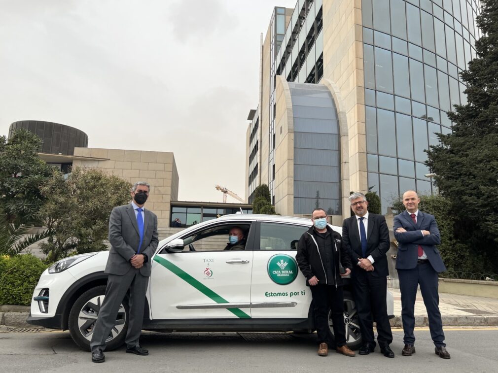 Imagen de grupo junto al presidente de la Gremial del Taxi, Ramón Jesús Alcaraz.