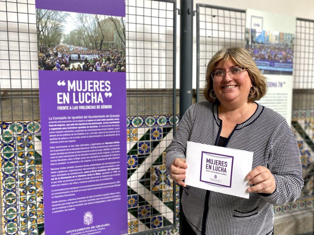 La concejala de Igualdad, Ana Muñoz, con la exposicón Mujeres en Lucha