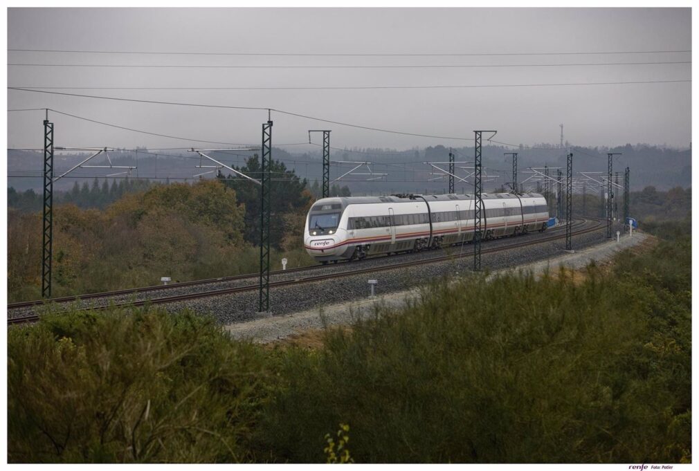 Granada.- El tren Almería-Madrid circula con 40 minutos de demora tras parar en Guadix para asistir a una viajera