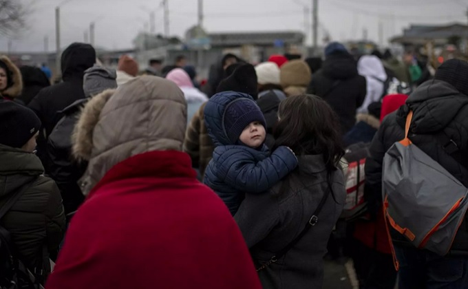 Varias personas y niños, esperan para cruzar a Rumanía, en el paso fronterizo de Porubne - FOTO Lorena Sopêna - Europa Press