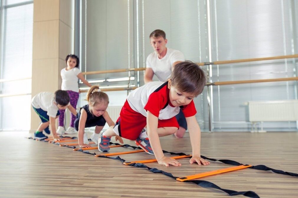 Granada.- Los escolares deberían entrenar su fuerza muscular en el aula para mejorar su salud, según estudio de la UGR