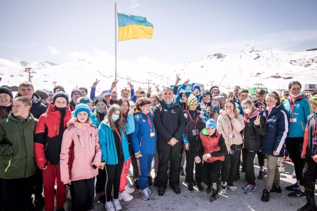 Niños de la Federación Ucraniana de Deportes de Invierno llegan a Sierra Nevada.