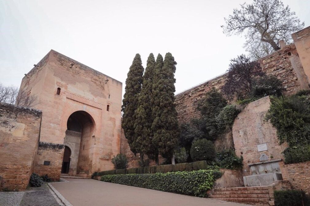 Muralla entre la Puerta de la Justicia y la Torre de Barba en la Alhambra.