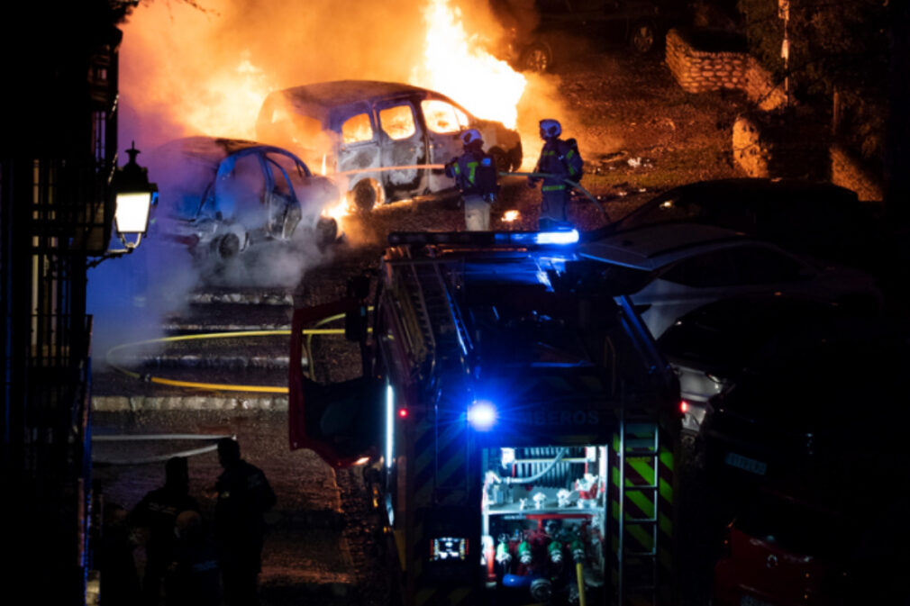 Incendio dos coches fuego Cuesta de la Victoria Granada Paseo de los Tristes