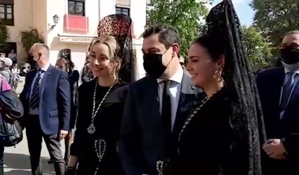 El presidente de la Junta de Andalucía, Juanma Moreno, durante su visita a la salida procesional de Santa María de la Alhambra de Granada