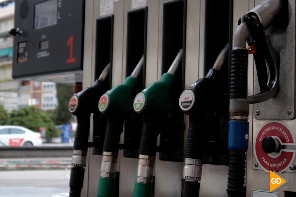 FOTOS Las gasolineras empiezan a aplicar el descuento de 20 céntimos por litro en combustible, vigente hasta el 30 de junio (4)
