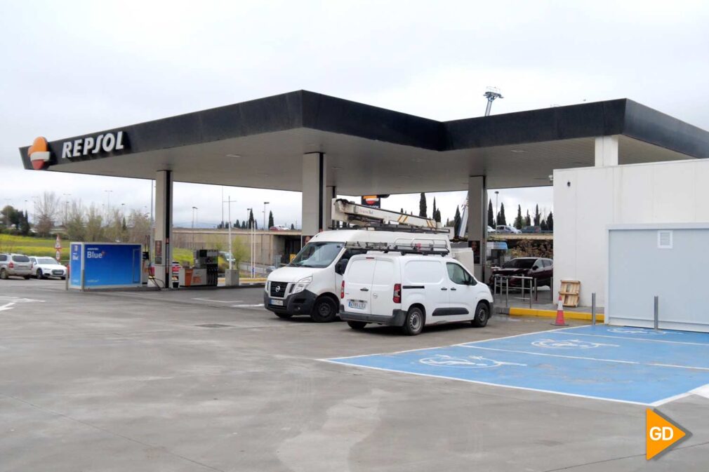 FOTOS Las gasolineras empiezan a aplicar el descuento de 20 céntimos por litro en combustible, vigente hasta el 30 de junio (6)