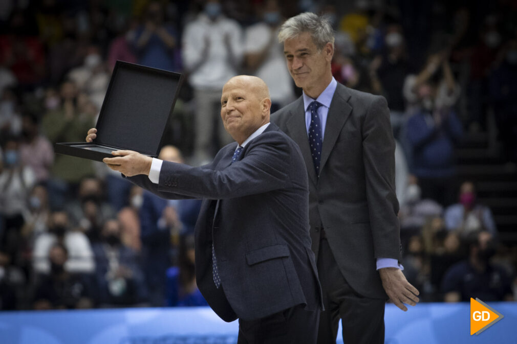 Foto Antonio L Juarez - Homenaje de Javier Imbroda en la final de la Copa ACB en Granada-1