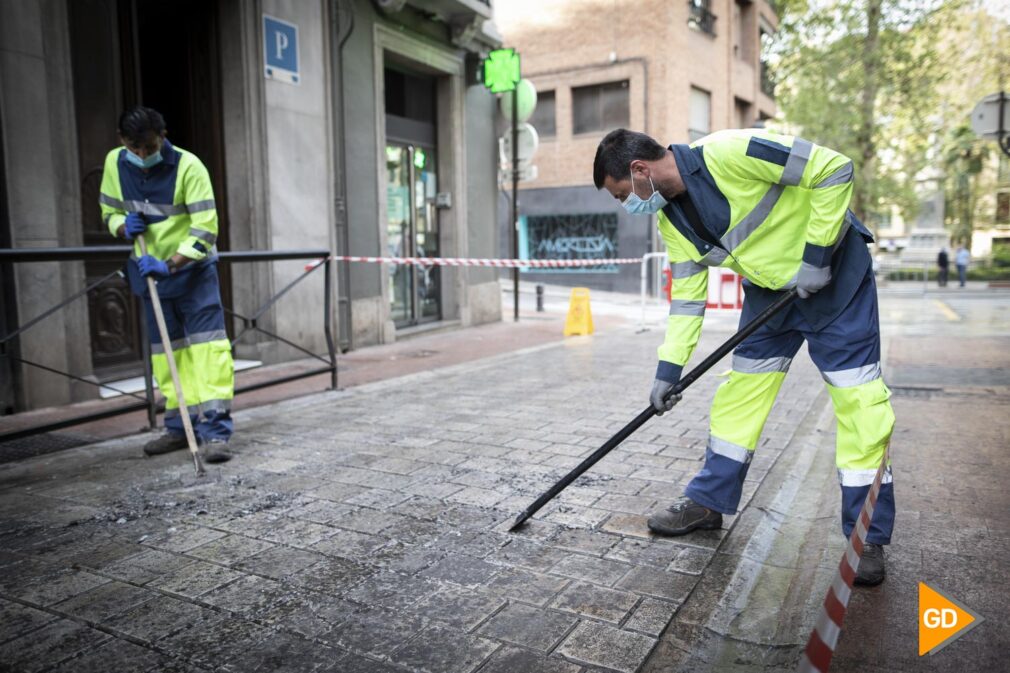 limpieza y recogida de la cera de Semana Santa en Granada