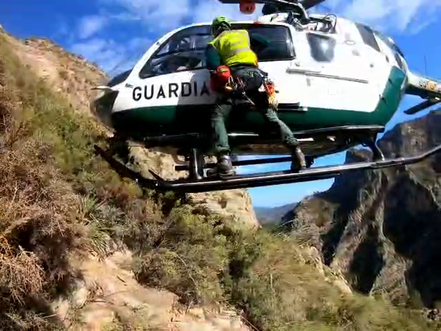 Helicóptero guardia civil rescate paraidista