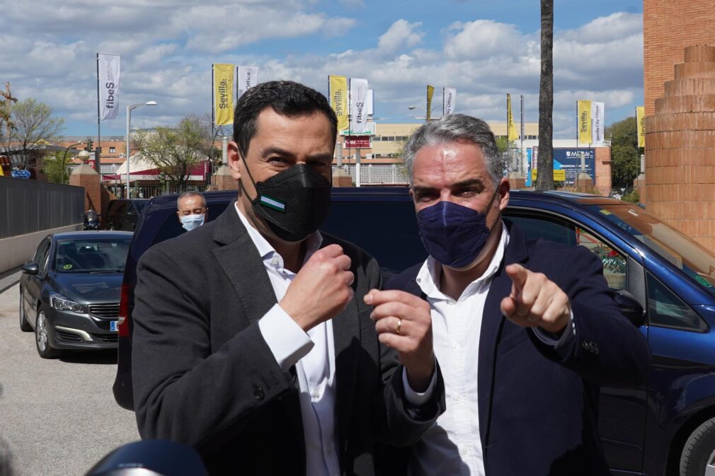 Juanma Moreno y Elías Bendodo durante el XX congreso nacional del PP - Eduardo Briones - Europa Press