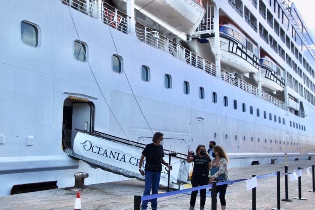 LLega al puerto de Motril (Granada) el crucero Náutica.