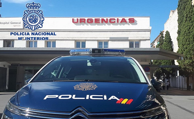 Vehículo policial en hospital