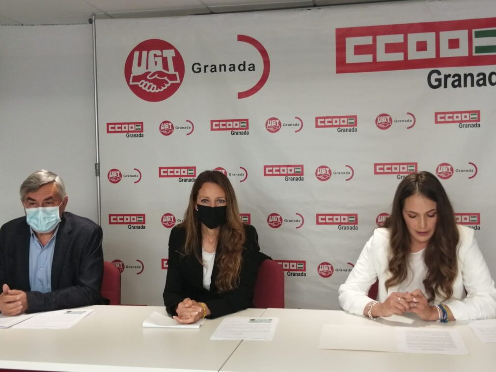 a delegada territorial de Empleo, Formación y Trabajo Autónomo de la Junta de Andalucía en Granada, Virginia Fernández, que ha entregado junto al secretario provincial de UGT, Juan Francisco Martín, y la secretaria de Juventud y Políticas Sociales de CCOO, Gloria Aguilera,