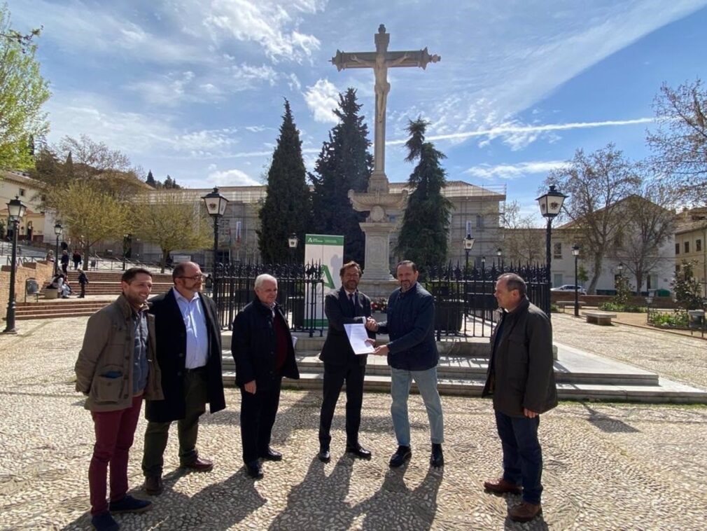 El delegado de Cultura y Patrimonio Histórico de la Junta en Granada, Antonio Granados, junto a la escultura del Cristo de los Favores.