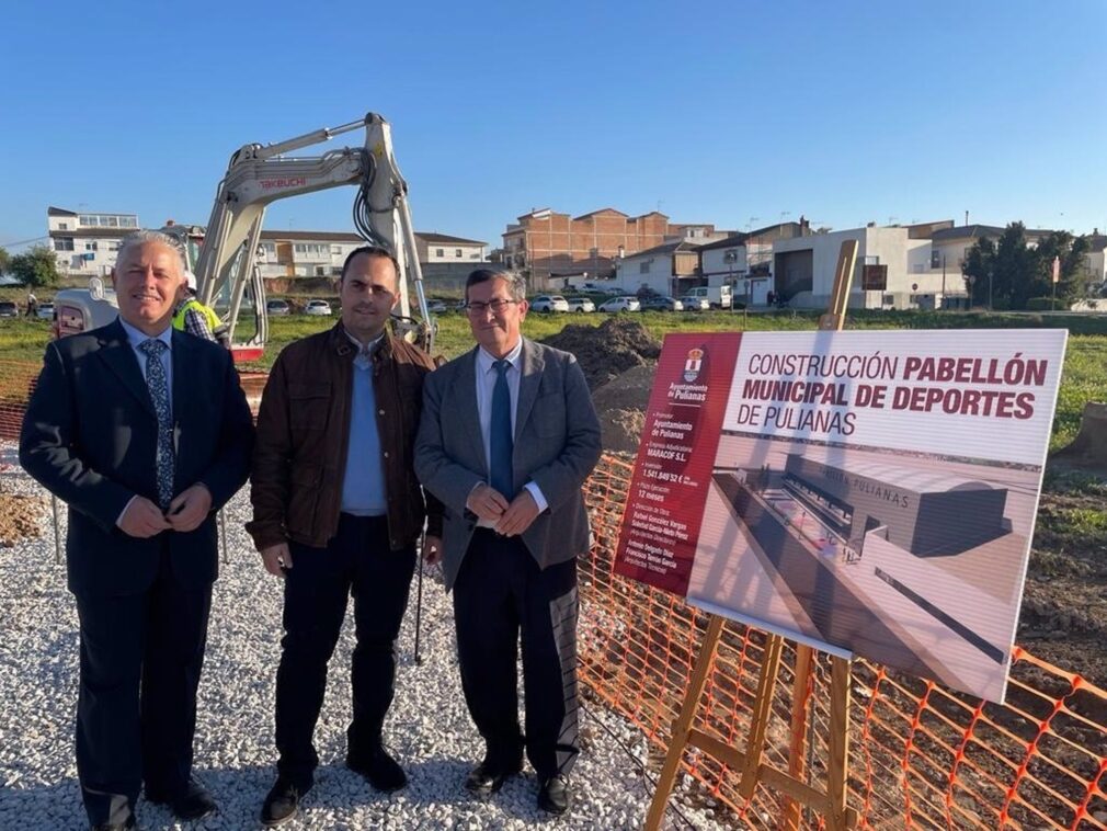 Entrena, Carranza y Villegas, en el acto de colocación de la primera piedra del nuevo polideportivo municipal de Pulianas.