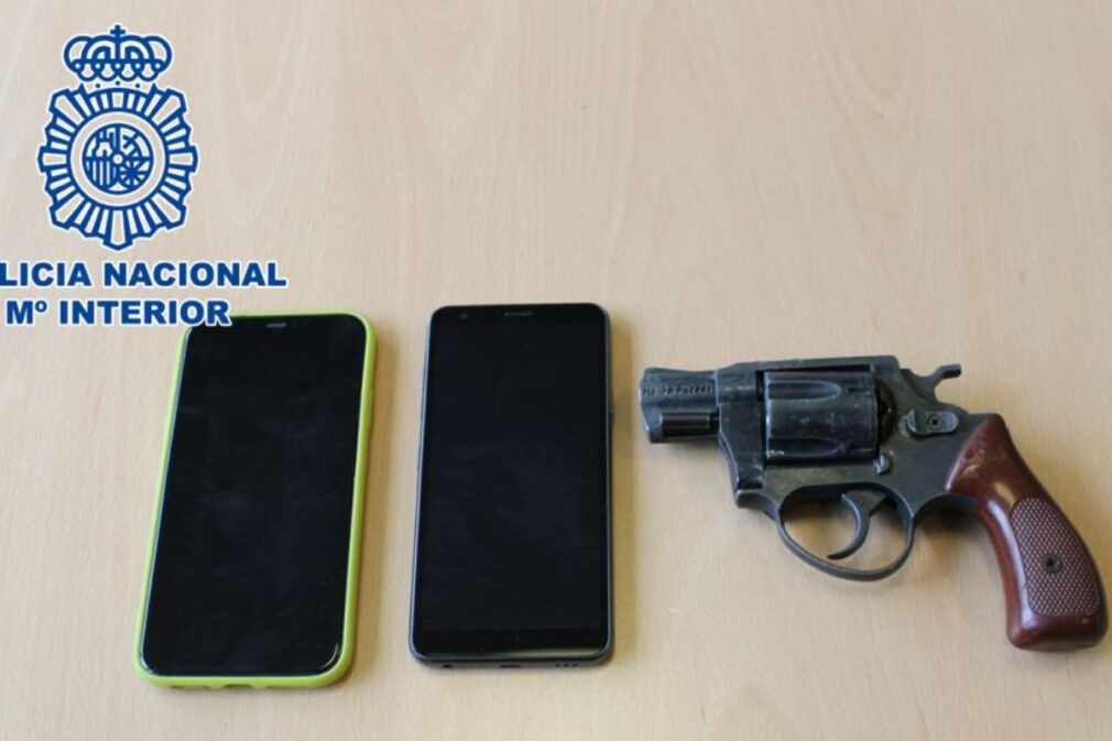 moviles-revolver-pistola-arma-intervenidos-policia-nacional