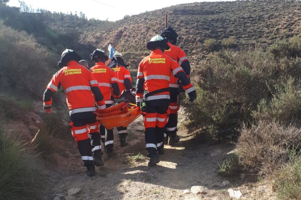 Bomberos trasladando herido| Foto: Gabinete