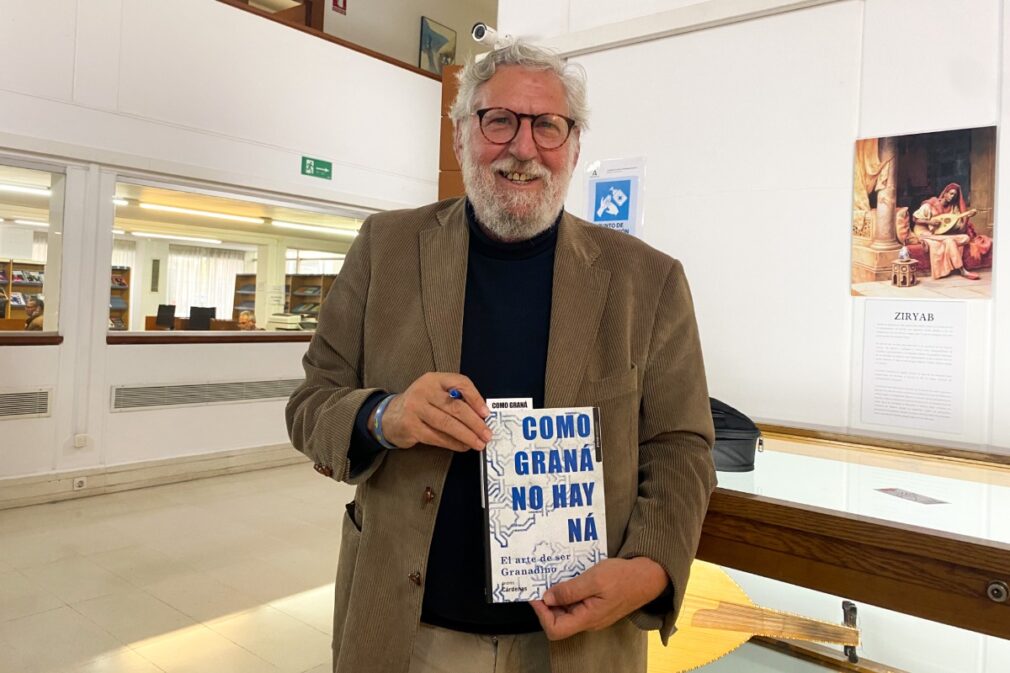 Andrés Cárdenas con su libro 'Cómo Graná no hay ná'. Gisela Aragón