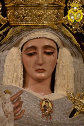 Virgen de las Maravillas con el broche por Ucrania | Foto: Hermandad Sacramental de Sentencia y Maravillas/Facebook