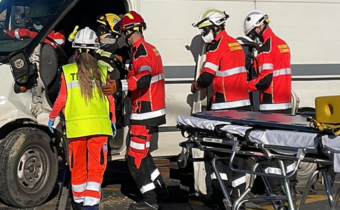 Bomberos de Granada y sanitarios durante una asistencia.