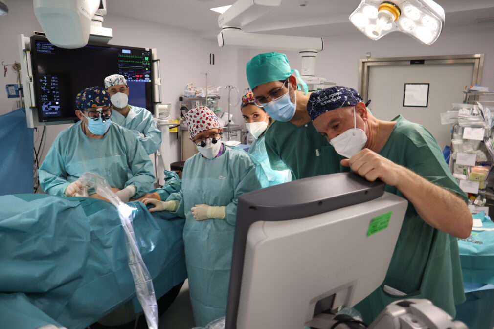 Cirujanos vasculares comprueban el implante