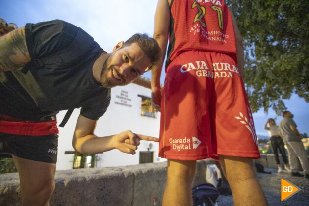 Foto-Antonio-L-Juarez-Presentacion-de-la-nuevas-camisetas-del-Fundacion-CB-Granada-en-el-mirador-de-San-Nicolas-7-630x420