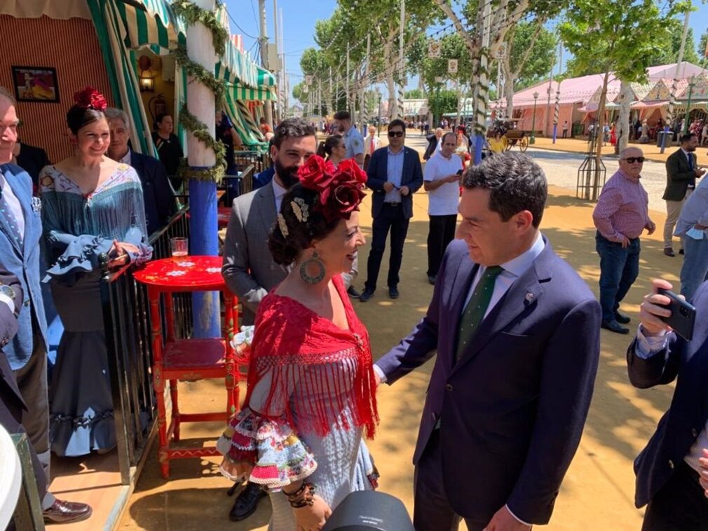 Moreno califica de "cordial" su encuentro tanto con Olona como con Yolanda Díaz en la Feria de Sevilla